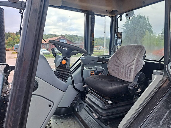 Valtra A83 med lastare 6 of 8