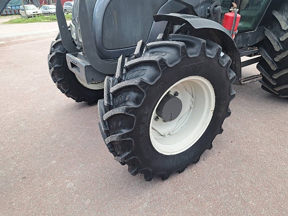 Valtra A83 med lastare 4 of 8