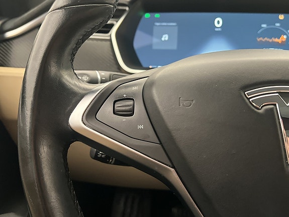Tesla Model S 20 of 30