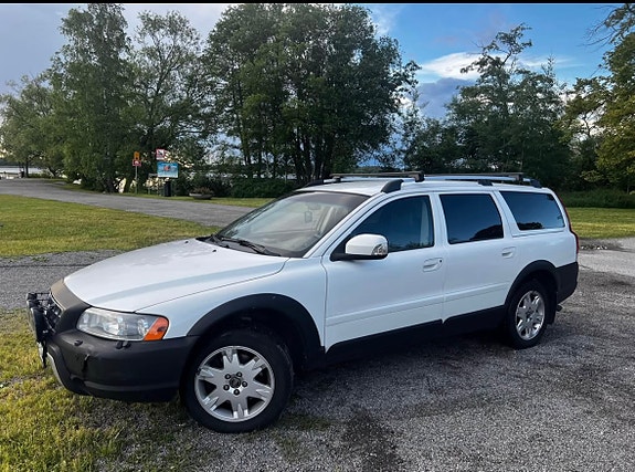 Volvo XC70 2 of 5