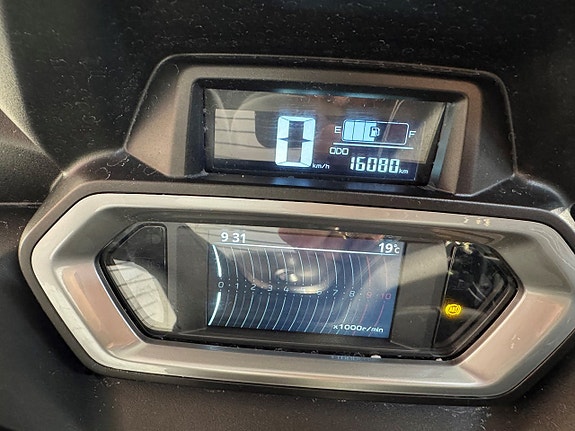 Yamaha Xmax 300 Tech-Max 7 of 7