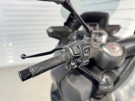 Yamaha Xmax 300 Tech-Max 3 of 7