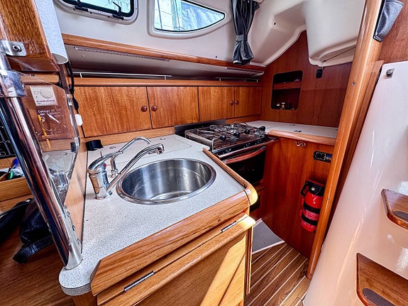 Jeanneau Sun Fast 32i | 2003 | Ny kraftigare motor 30hk 9 of 12