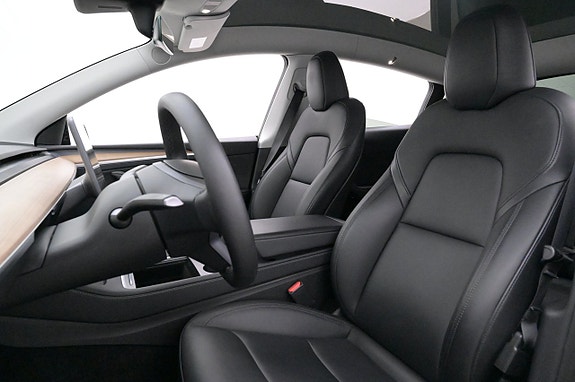 Tesla Model Y 9 of 27