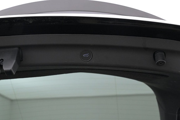 Tesla Model Y 22 of 27