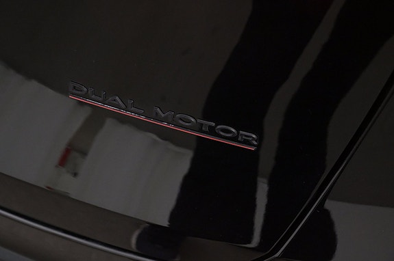 Tesla Model Y 25 of 27