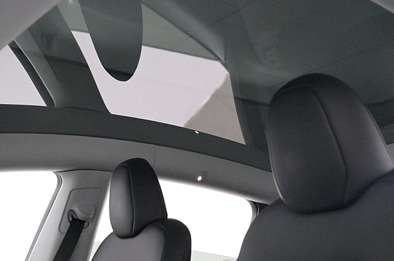 Tesla Model Y 20 of 27