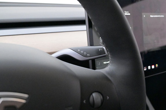 Tesla Model Y 8 of 27