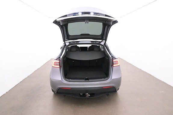 Tesla Model Y 22 of 27