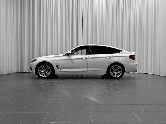 BMW 320 2 of 13
