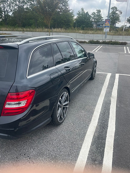 Mercedes-Benz C220 3 of 4