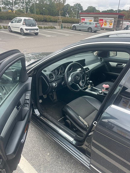 Mercedes-Benz C220 4 of 4