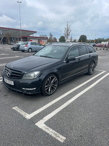 Mercedes-Benz C220 2 of 4