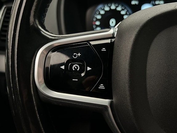 Volvo XC90 16 of 30