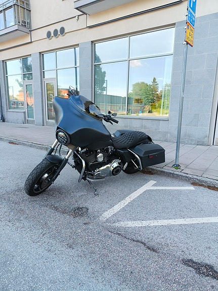 Harley-Davidson Street Glide 3 of 7