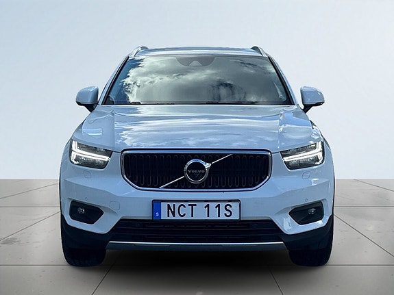 Volvo XC40 2 of 19