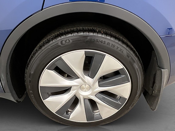 Tesla Model Y 27 of 30