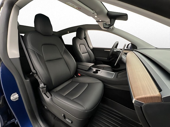 Tesla Model Y 24 of 30
