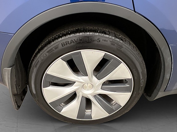Tesla Model Y 28 of 30