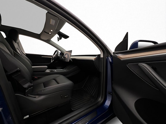 Tesla Model Y 25 of 30