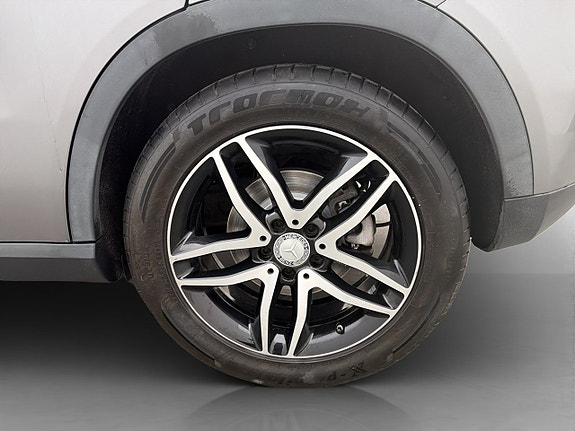 Mercedes-Benz GLA200 25 of 27