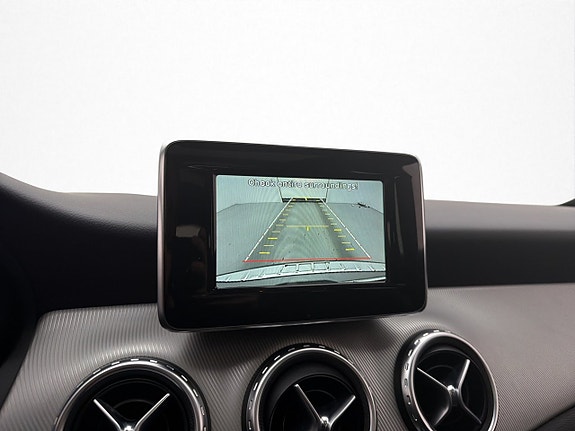 Mercedes-Benz GLA200 17 of 27