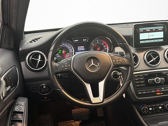 Mercedes-Benz GLA200 12 of 27