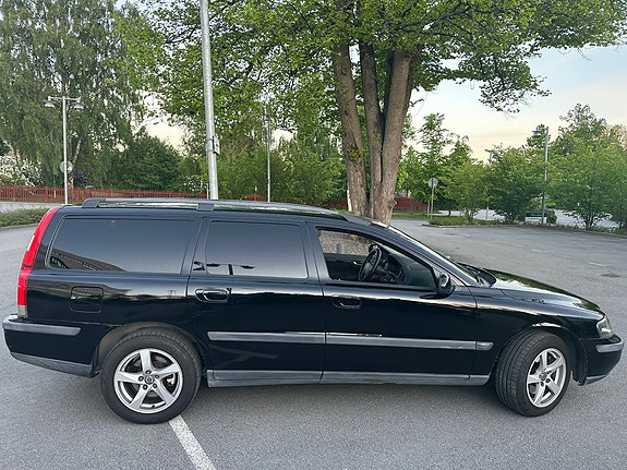 Volvo V70 2 of 8