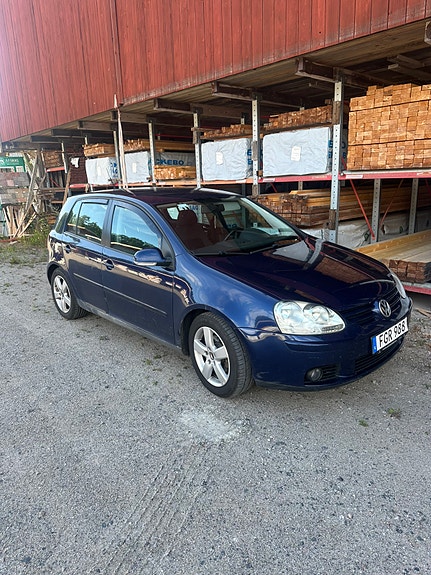 Volkswagen Golf V 2 of 9