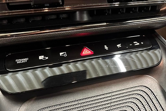 Mercedes-Benz CLA350 13 of 18