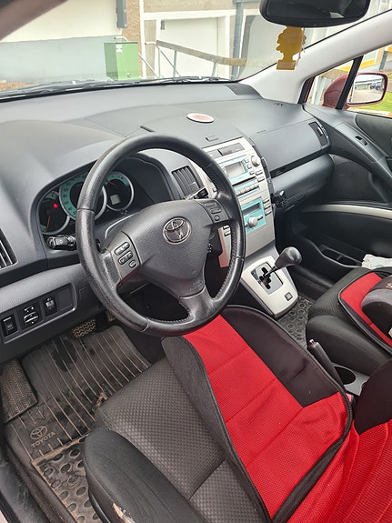 Toyota Corolla Verso 2 of 4