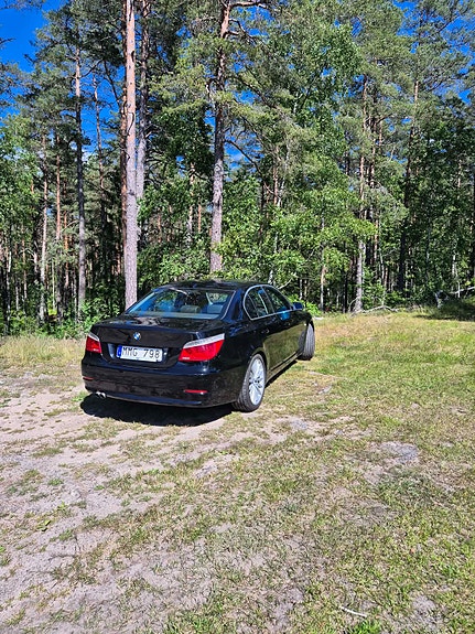 BMW 523i 2 of 4