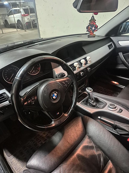 BMW 523i 3 of 4