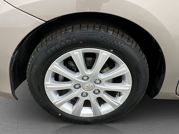 Toyota Auris 26 of 29
