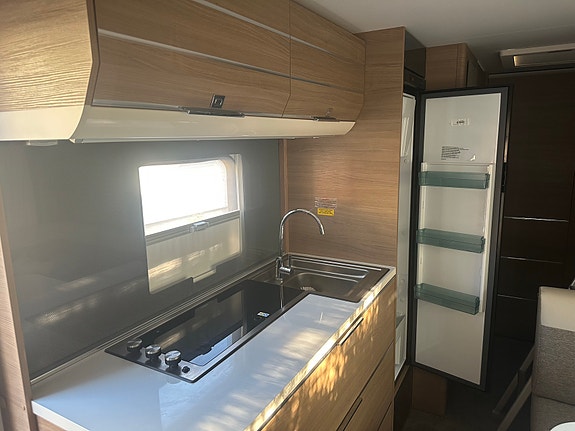 Adria Adora 573 pt 6 of 12