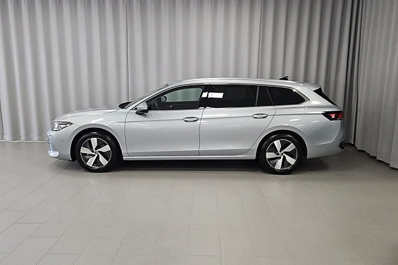 Volkswagen Passat 2 of 12