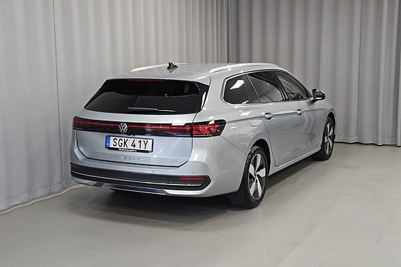 Volkswagen Passat 3 of 12