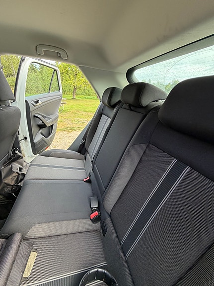 Volkswagen T-Roc 3 of 4