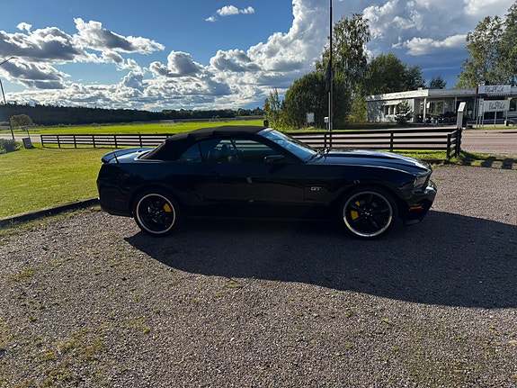 Ford Mustang 2 of 10