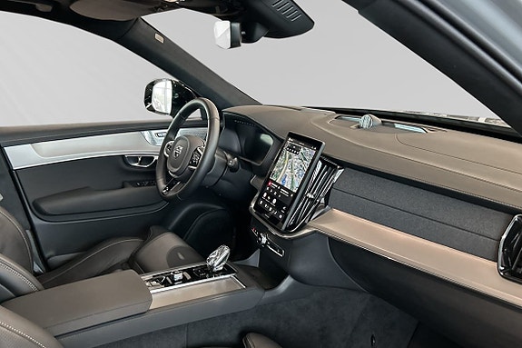 Volvo XC90 10 of 30