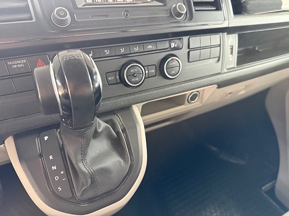 Volkswagen Caravelle 13 of 13