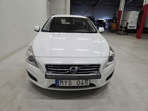 Volvo V60 2 of 10