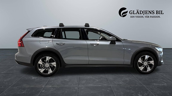 Volvo V60 Cross Country 8 of 28