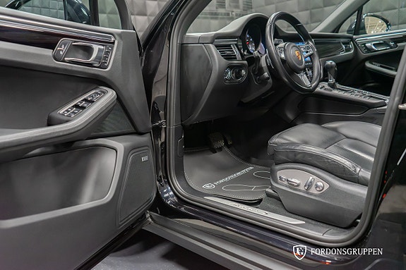 Porsche Macan S 13 of 24