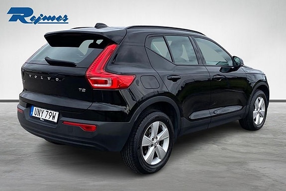 Volvo XC40 2 of 18