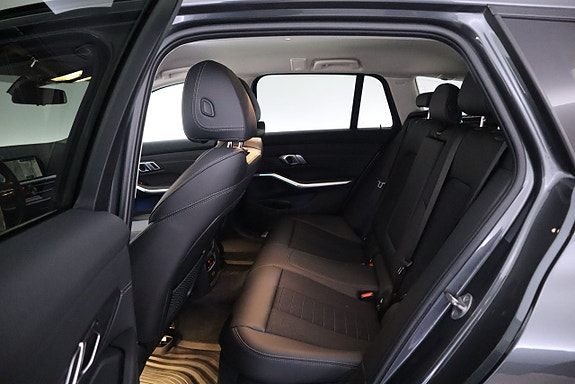 BMW 330e 13 of 26