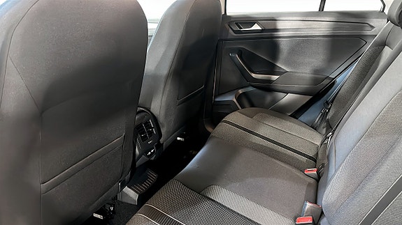 Volkswagen T-Roc 12 of 21