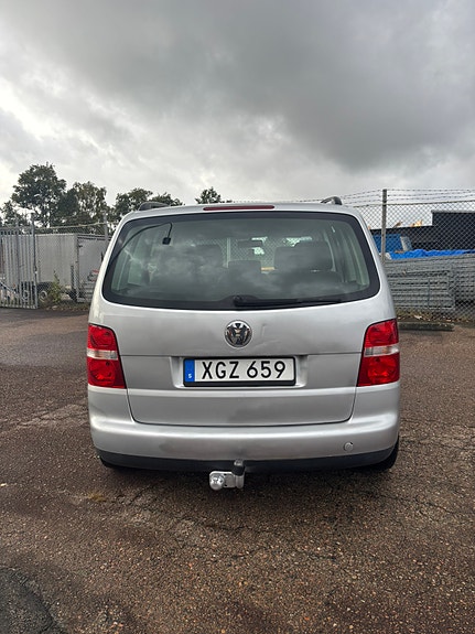 Volkswagen Touran 2 of 6