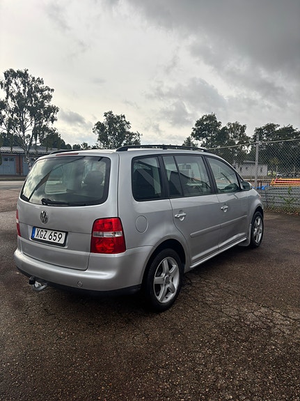 Volkswagen Touran 3 of 6