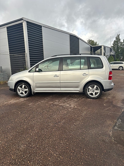 Volkswagen Touran 4 of 6